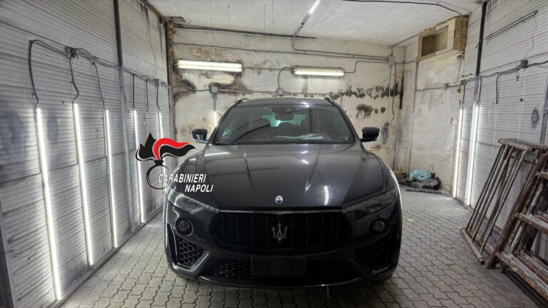Rubano una Maserati e la smontano in un box: 5 arresti a Giugliano