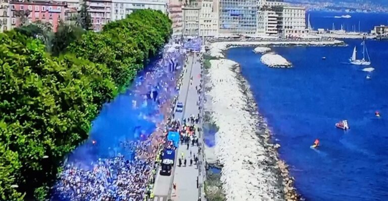 Casa Napoli Napoli, festa Scudetto da un milione e mezzo di cuori: emozione, cori e mare azzurro per la parata dei campioni
