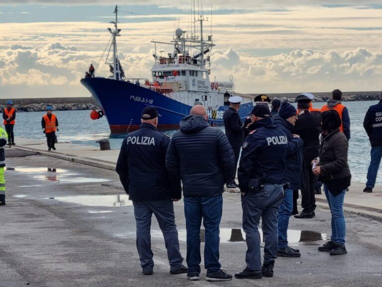 Salerno, attracca nave ONG con 252 migranti: 98 sono minori non accompagnati
