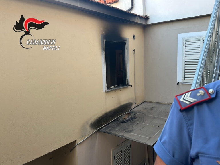 Caivano, incendio rivela serra di marijuana in casa: arrestato 43enne