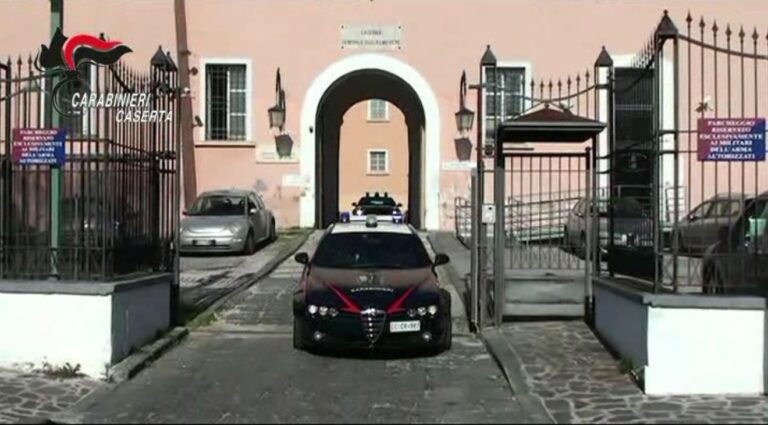 Capua, carabiniere salva un bambino in bilico sul davanzale al terzo piano