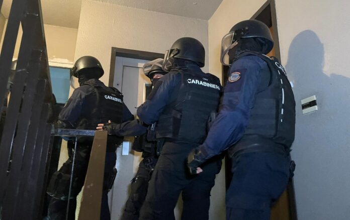 irruzione carabinieri