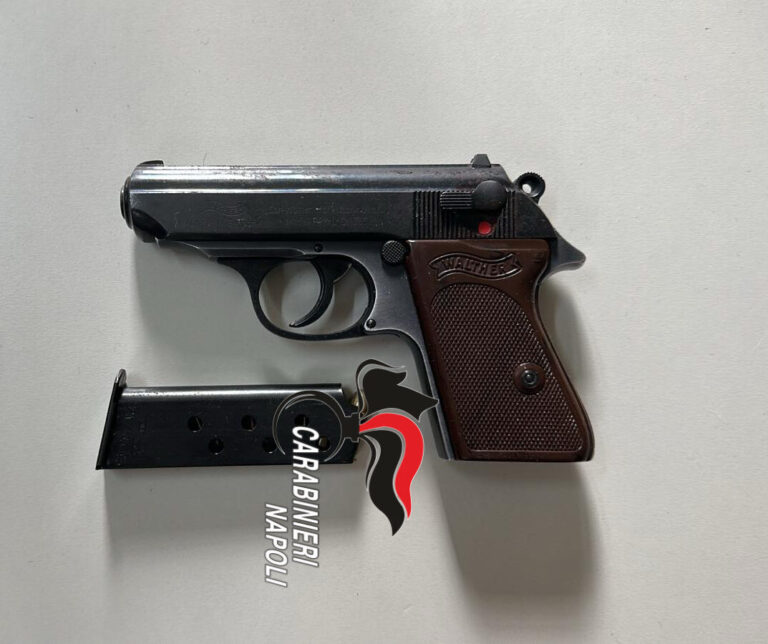 Pianura, pistola rubata cade dall’auto: 27enne arrestato dai carabinieri