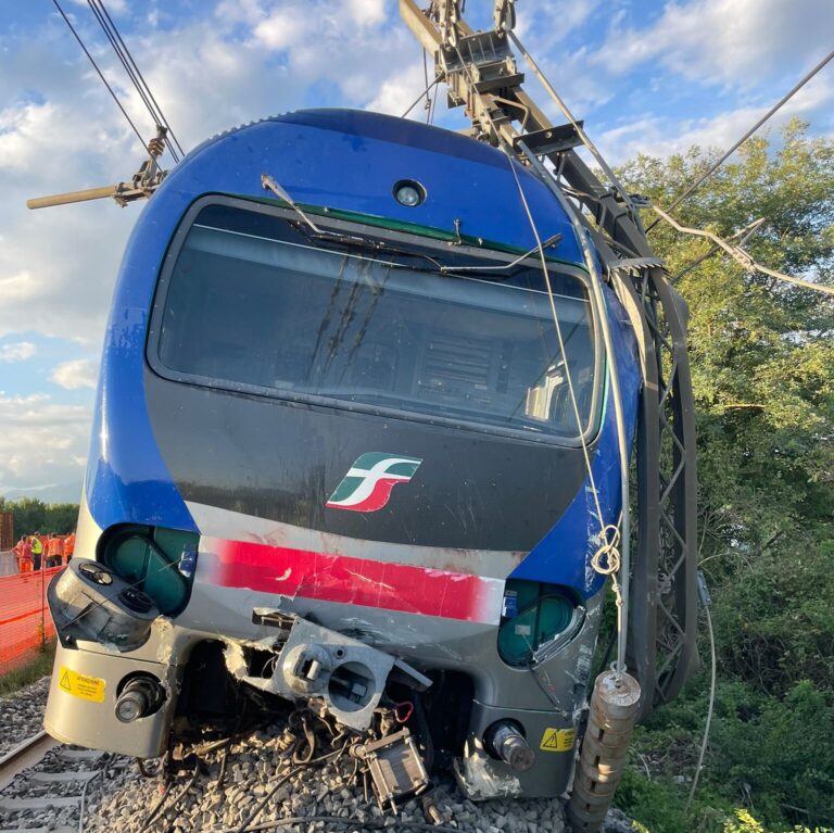 Incidente tra treno e gru: circolazione sospesa sulla Caserta-Foggia, attivati bus sostitutivi