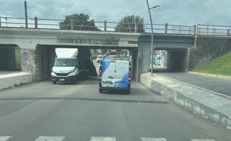 Camion incastrato sotto un ponte a Pomigliano, mezzo quasi del tutto distrutto