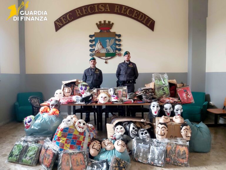Napoli: la Gdf sequestra oltre 100mila prodotti di Halloween non sicuri