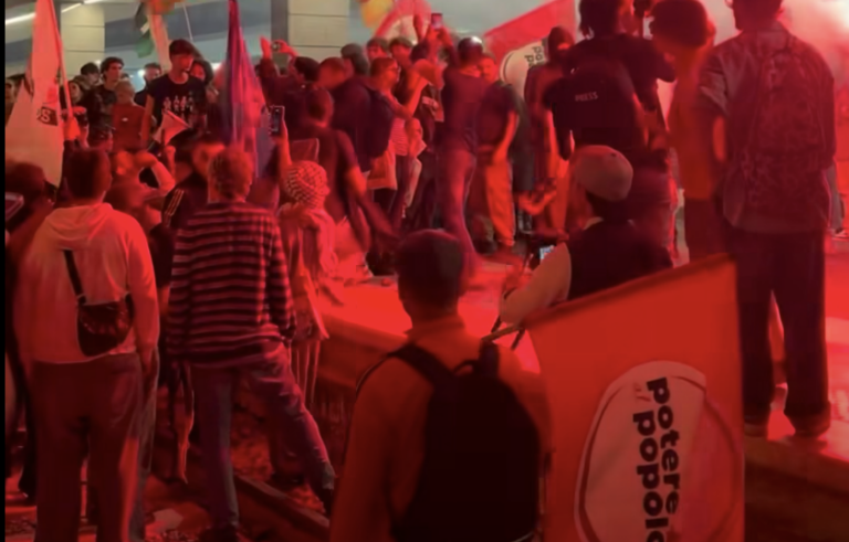 Pro Pal occupano la stazione Centrale di Napoli. Paralisi e treni bloccati