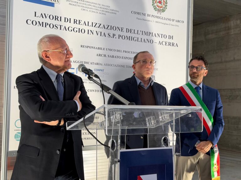 Sanità e sostenibilità, Pomigliano d’Arco guarda al futuro: De Luca posa la prima pietra dell’Ospedale di Comunità e inaugura l’impianto di compostaggio