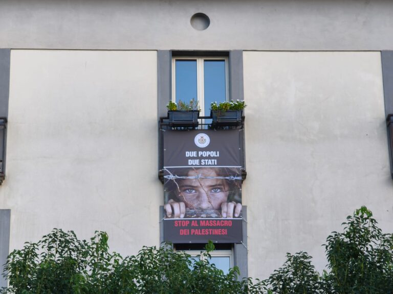 A Pomigliano d’Arco uno striscione per la Palestina sul Palazzo Comunale, “stop al massacro”