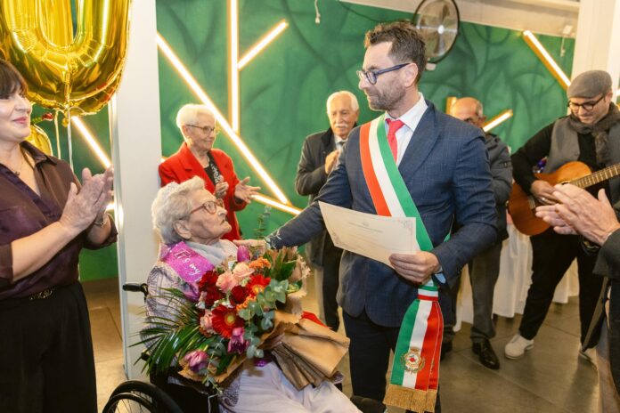 Carmela Maria Sgammato festeggia 100 anni con il vicesindaco Domenico Leone a Pomigliano