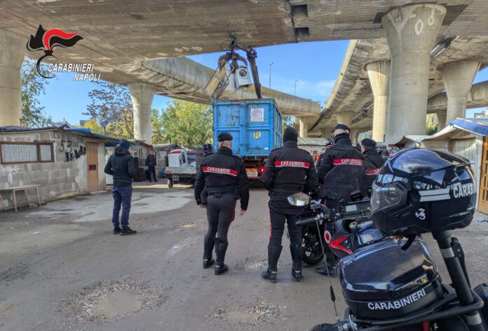 Carabinieri durante controlli nel campo rom di via Macello a Napoli