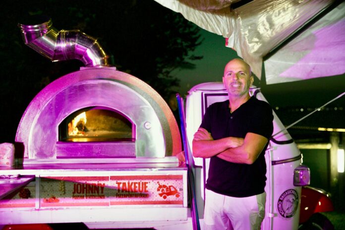 Giovanni Kahn della Corte con il forno su tre ruote