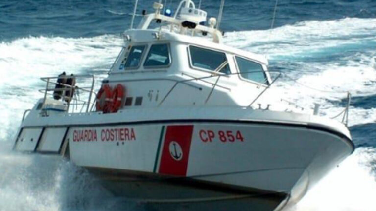 Peschereccio affonda al largo di Marina di Pisciotta, tre salvati