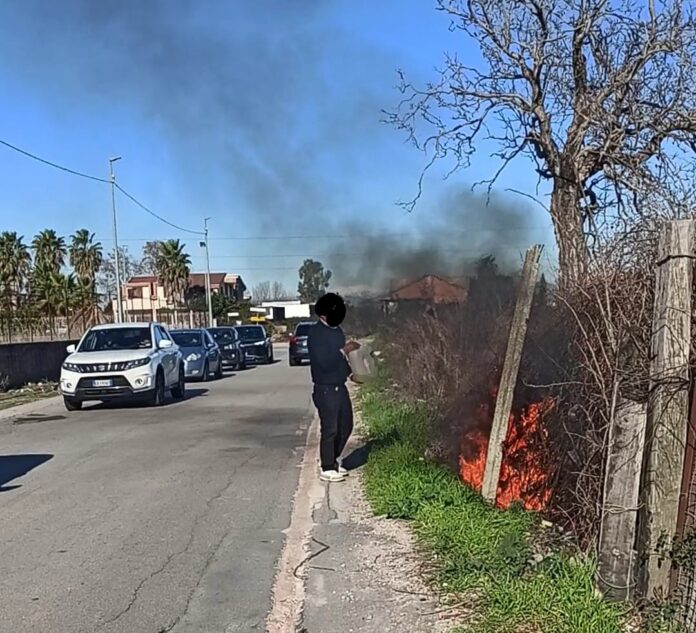 Rogo di sterpaglie a bordo strada in via Siviglia a Casalnuovo di Napoli