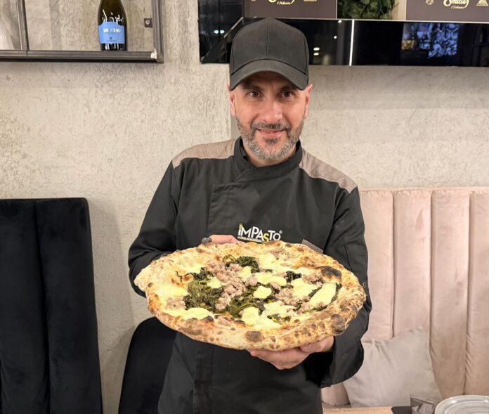 Salvatore Cozzolino con pizza Salsiccia e friarielli