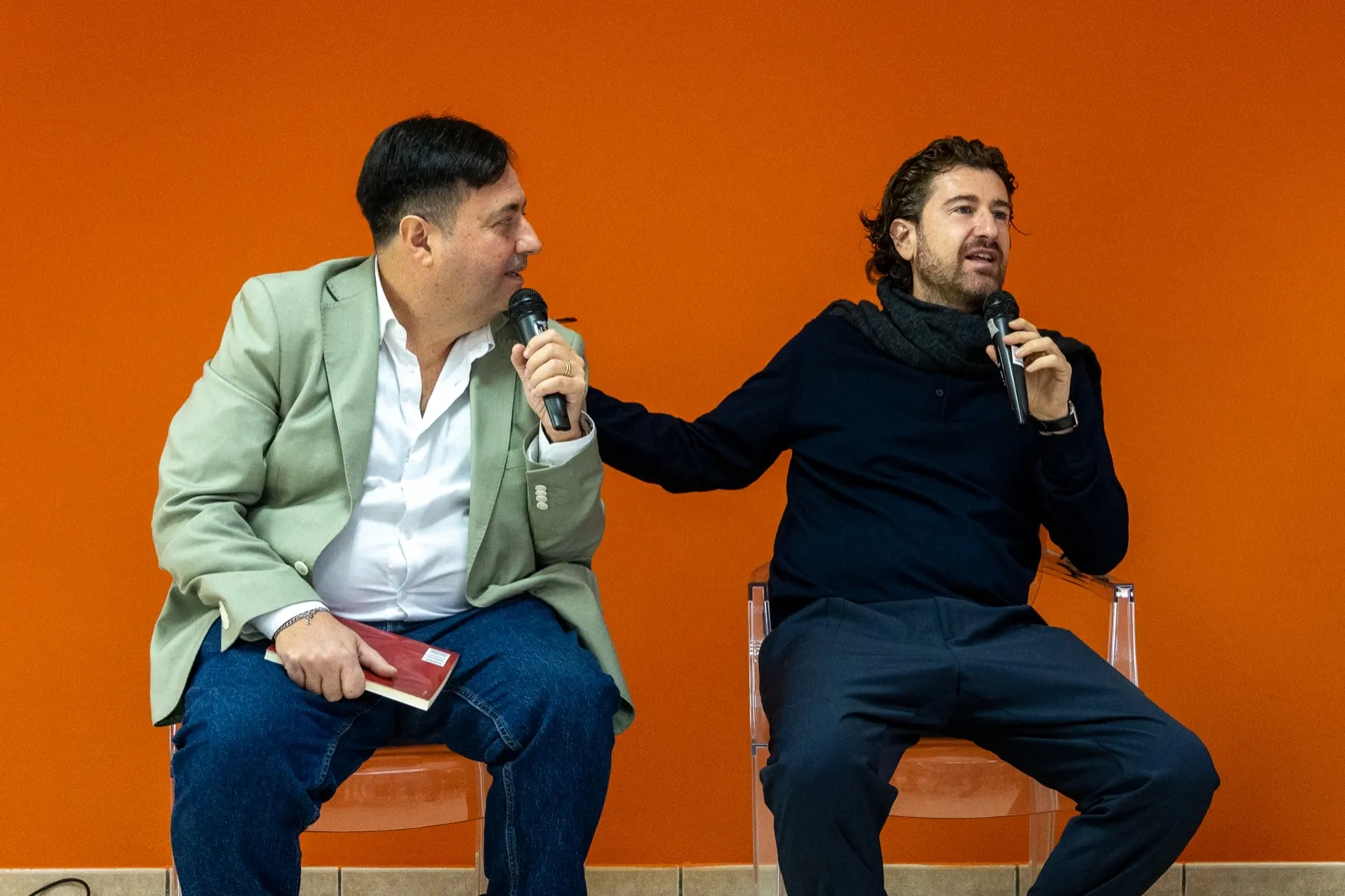 Alessandro Siani e Paolo Picone alla Biblioteca Imbriani Poerio di Pomigliano d’Arco