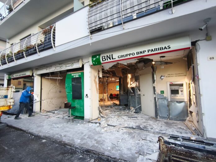 Filiale BNL di Pomigliano devastata da una bomba durante il raid notturno