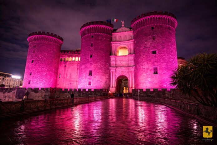 Napoli in rosa: Maschio Angioino illuminato per il Giro d’Italia