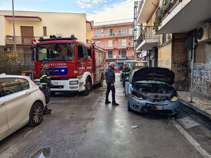 Polizia Locale di Pomigliano d’Arco interviene su auto in fiamme