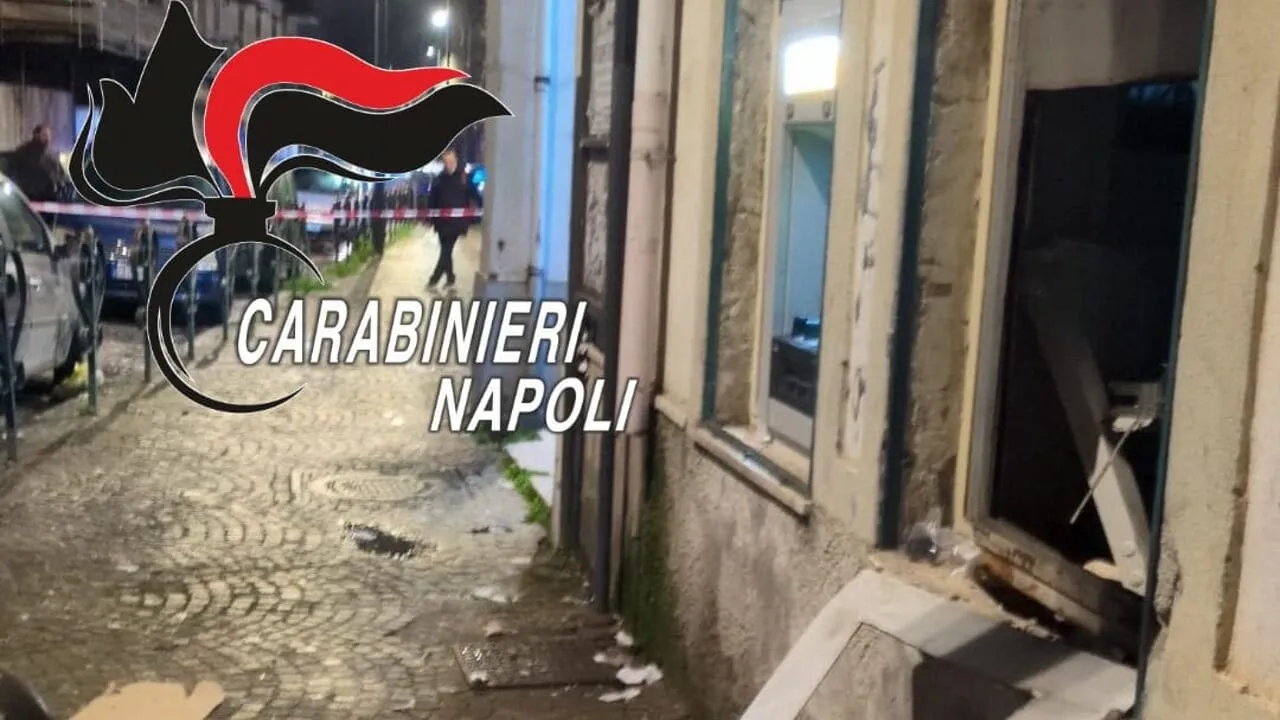 Sportello bancomat danneggiato dopo esplosione a Napoli