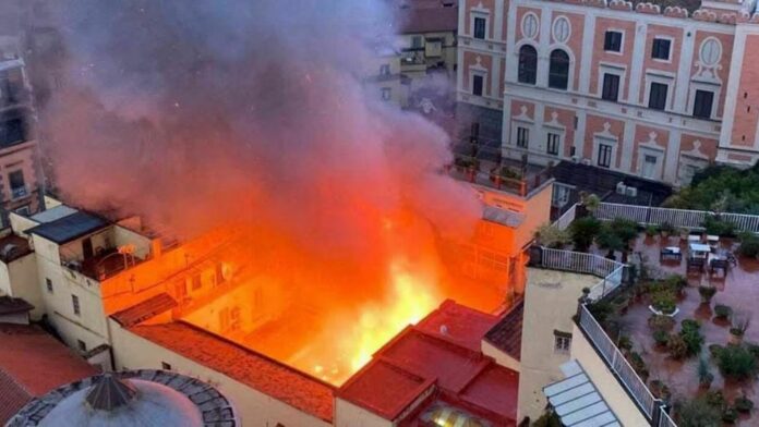 Cupola crollata del Teatro Sannazaro dopo l’incendio