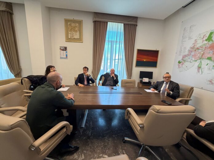 il Sindaco di Pomigliano d’Arco, Raffaele Russo, unitamente al vicesindaco Domenico Leone e agli assessori Marianna Manna e Mattia De Cicco, ha ricevuto presso il Palazzo Municipale una delegazione di Stellantis Italia composta da Paolo Pinzoni, Responsabile Public Affairs Italia, Giuseppe Manca, Responsabile Risorse Umane e Relazioni Industriali, e Priscilla Talacchi, Institutional Relations Rome Offices Director.