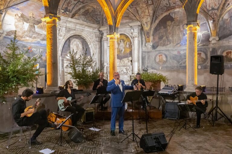 La canzone classica napoletana a Santa Maria La Nova con Pisapia & Gruppo Smeraldo