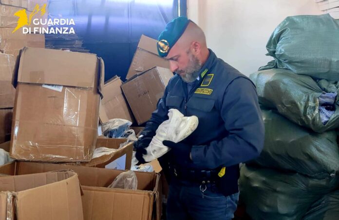 Guardia di Finanza sequestra capi d’abbigliamento contraffatti in un magazzino