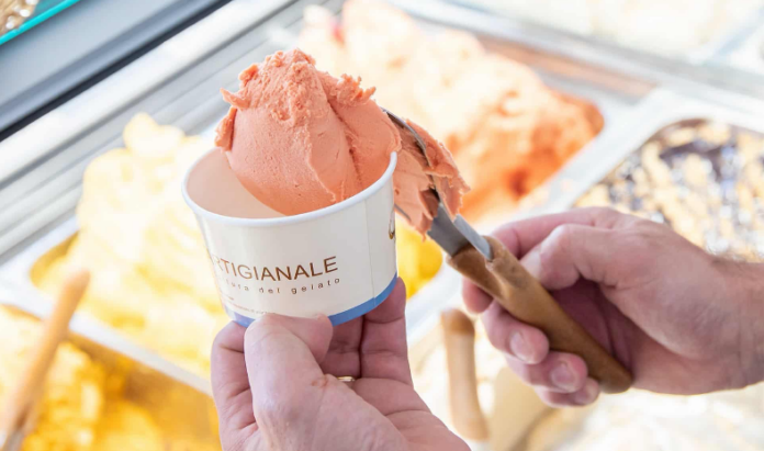 Casoria, morto un ragazzo di 16 anni dopo un malore mentre mangiava un gelato