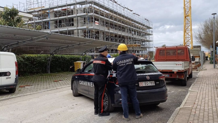 Carabinieri e scientifica in un cantiere edile durante le indagini (foto di repertorio)
