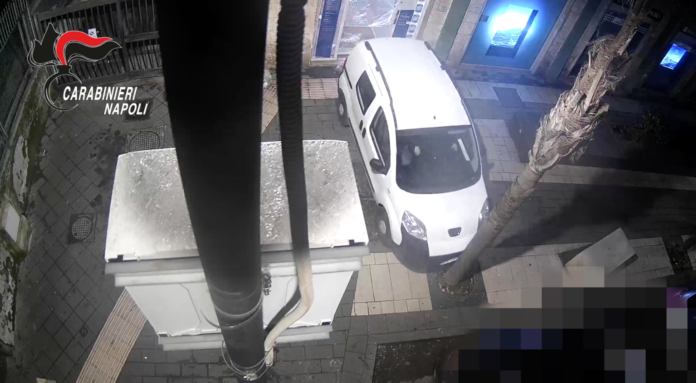 Colpo con spaccata ad un ATM