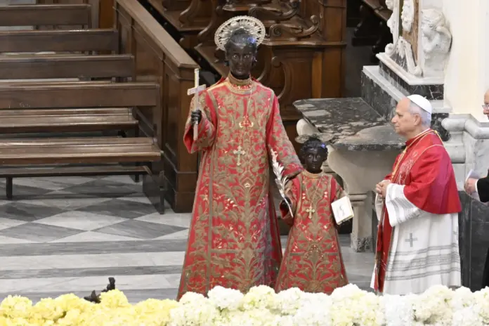 Papa Leone XIV accolto dai fedeli durante la visita ad Acerra nella Terra dei Fuochi
