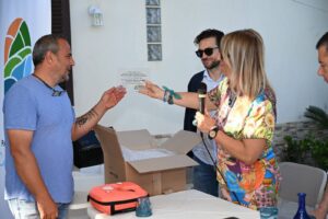 Castellabate, consegnato il nuovo defibrillatore a Ogliastro Marina nel ricordo di Tommy