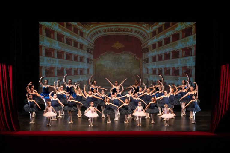 Le ballerine sul mare conquistano i social: il successo dello shooting fotografico della scuola di danza di Maria Falco