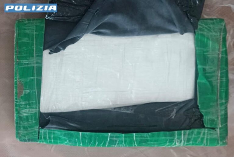 Ischia, sorpreso con 1 kg di cocaina in auto: arrestato 61enne