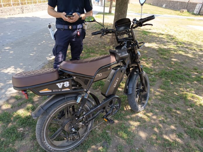 Agenti della Polizia Municipale impegnati nei controlli all’interno di un parco pubblico di Pomigliano d’Arco