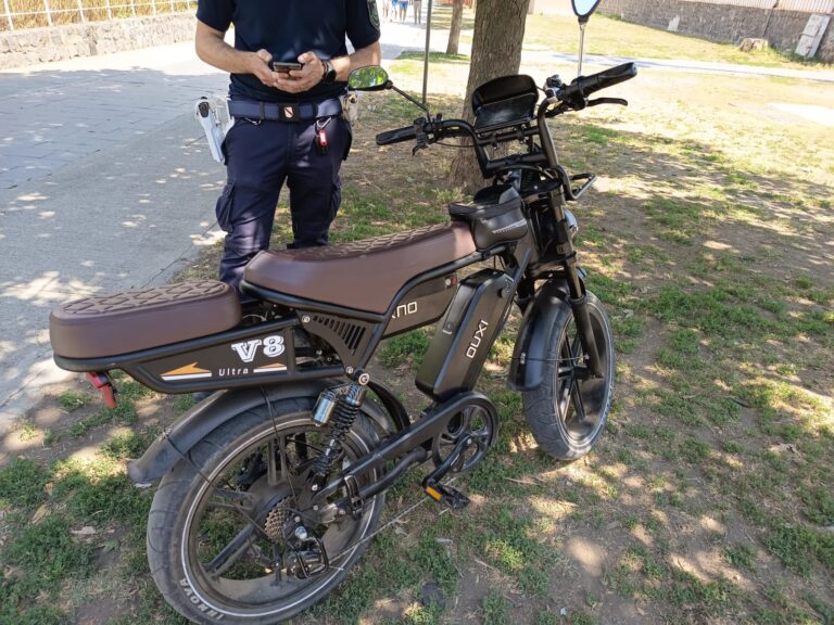 Pomigliano: parchi sicuri, sequestri e multe della Polizia Locale contro e-bike e monopattini