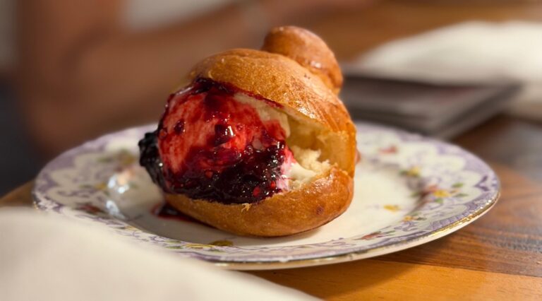 La brioche col tuppo farcita con gelato al blu di bufala e gelsi sciroppati, un ponte identitario tra Campania e Sicilia