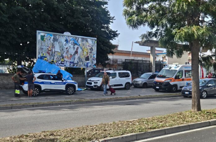 Polizia Locale e soccorritori sul luogo dell'incidente in via Nazionale delle Puglie a Pomigliano d'Arco.