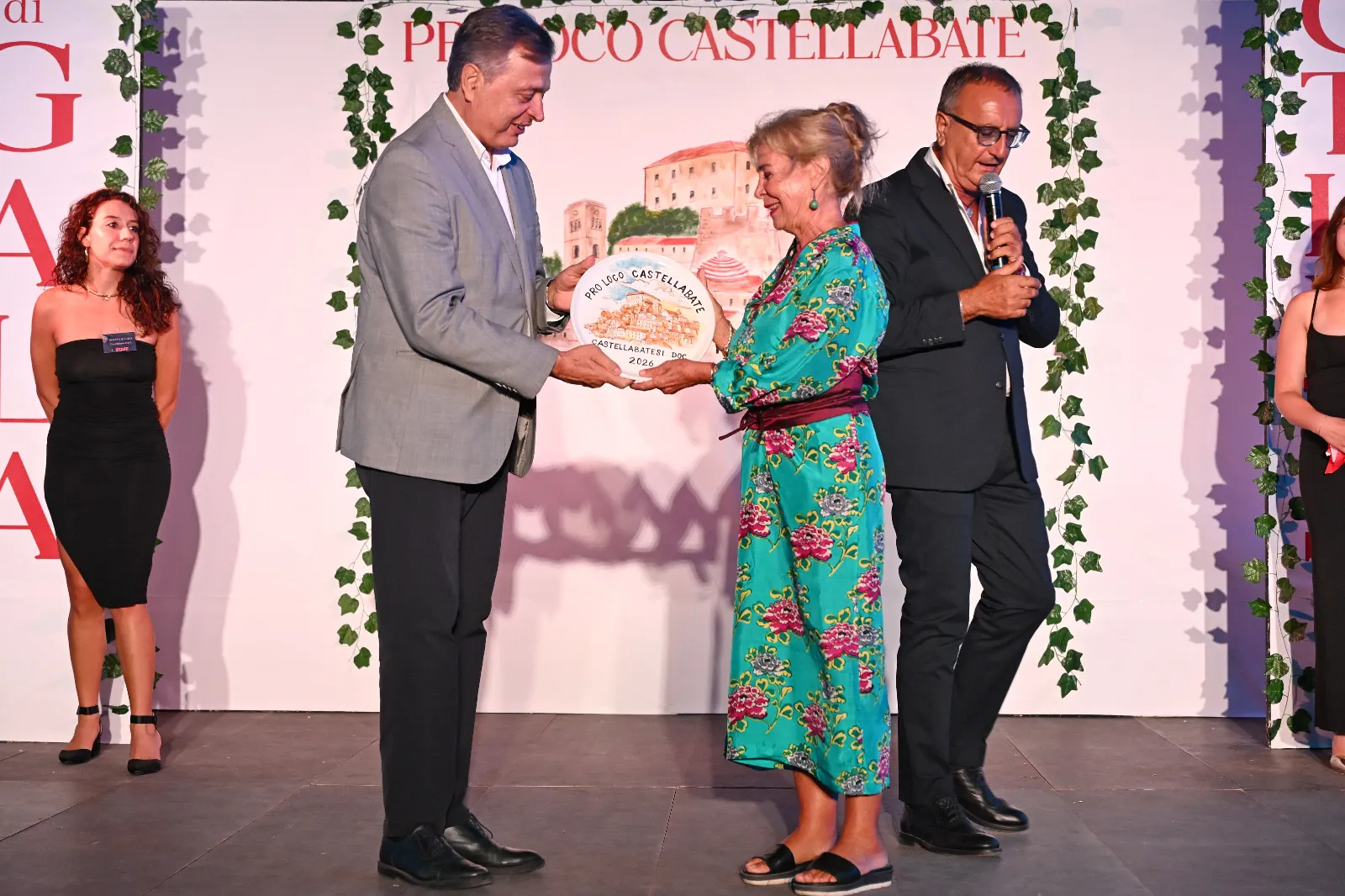castellabate sold out per la serata di gala al castello dell8217abate musica teatro cabaret cultura e tradizioni assegnato anche quest8217anno il prestigioso riconoscimento castellabatesi doc da Primacampania.it castellabate sold out per la serata di gala al castello dell8217abate musica teatro cabaret cultura e tradizioni assegnato anche quest8217anno il prestigioso riconoscimento castellabatesi doc