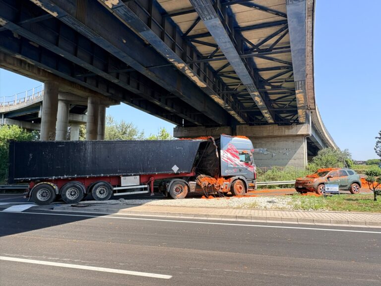 Pomigliano d’Arco, caos all’uscita della A16: Tir contromano rovescia parte del carico di 18 tonnellate di scarti di pomodoro su un’auto. L’intervento decisivo della Polizia Municipale