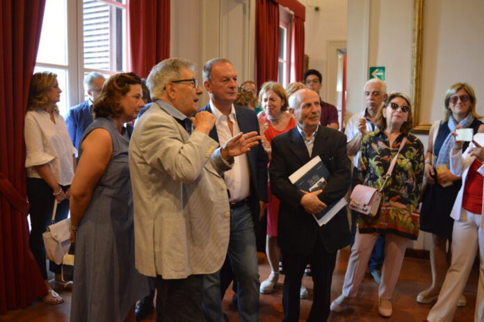 Gruppo di persone durante la presentazione del progetto culturale 