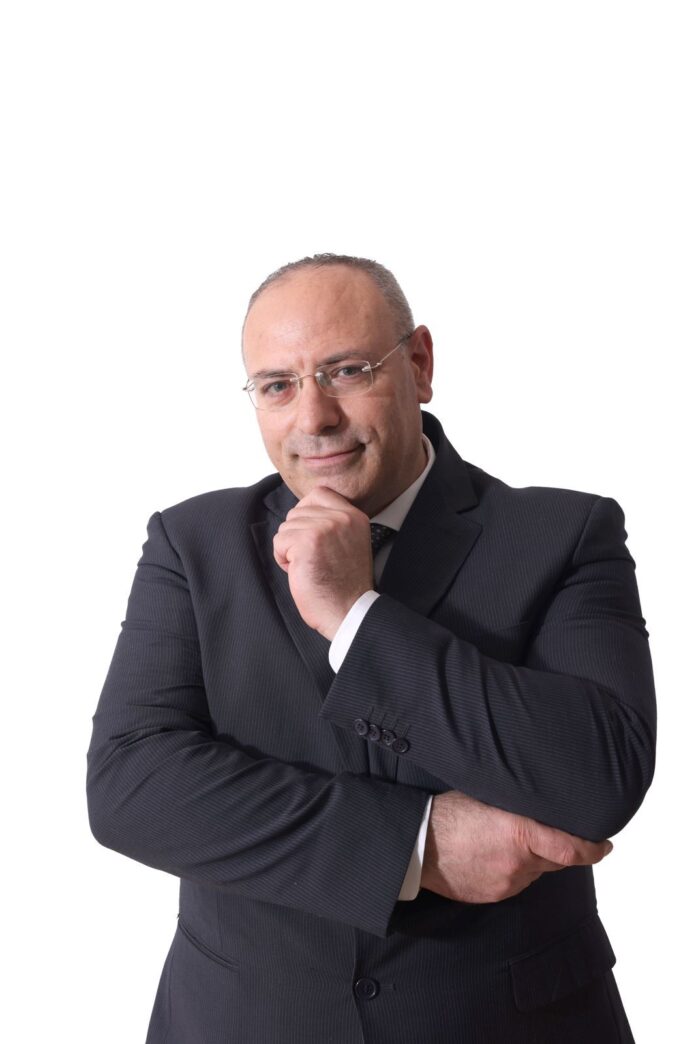 Ritratto illustrativo di un uomo in giacca scura, figura di rappresentanza comunale o politica.