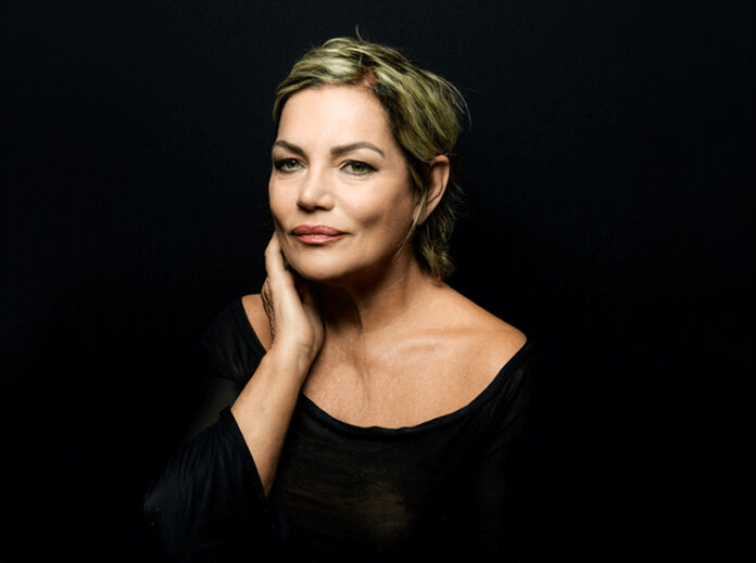 Foto ritratto di Cristina Donadio, protagonista di un evento musicale e teatrale.