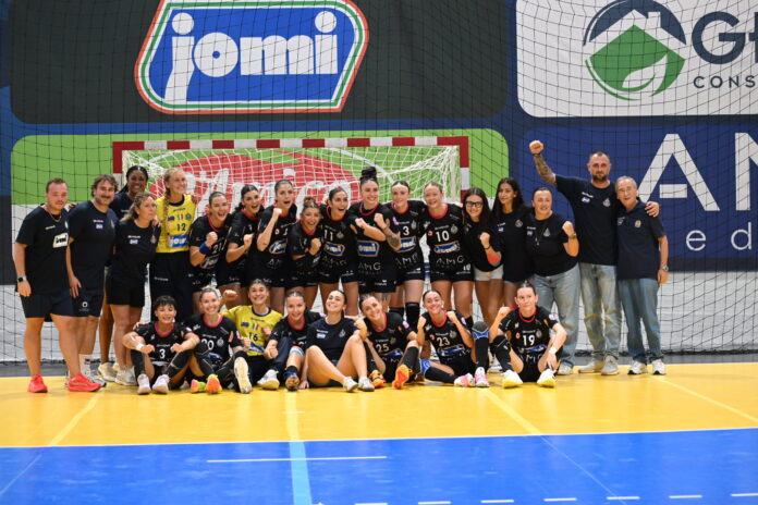 Squadra Jomi Salerno posa in palestra dopo una partita di pallamano