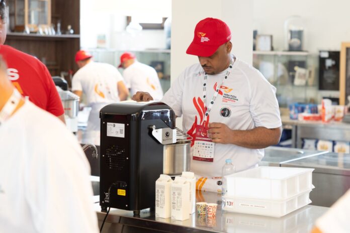 Molino Spadoni durante la finale del Campionato della Vera Pizza Napoletana, con partecipanti e prodotti in cucina in ambiente professionale.
