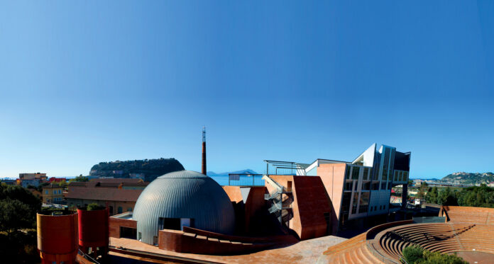 Veduta esterna di Città della Scienza con il planetario a Napoli.