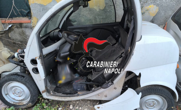 Dettaglio di un accendino utilizzato per nascondere droga all'interno del vano motore di una macchina durante i controlli dei carabinieri.