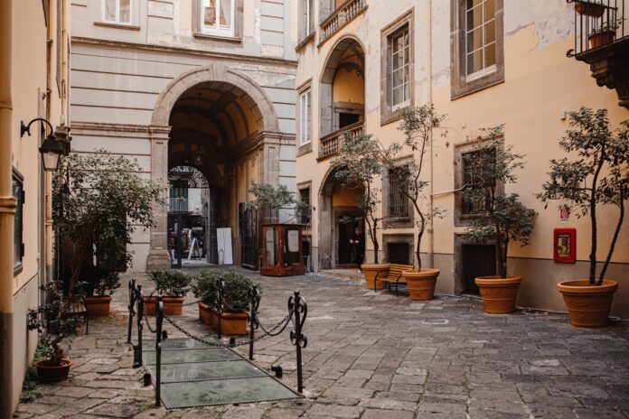 Archivio storico con scaffali pieni di documenti conservati nella sede della Fondazione Banco Napoli, a Palazzo Ricca, Napoli.