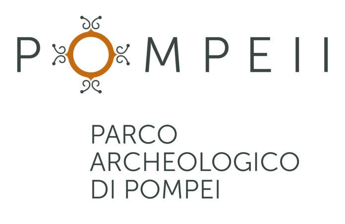 Logo Parco Archeologico di Pompei in bianco e arancione